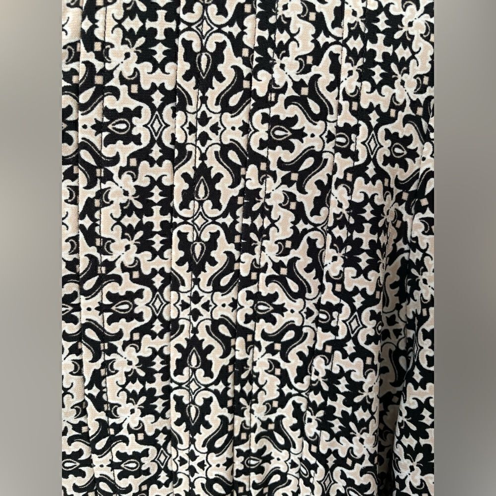 Woman’s size small dressbarn top - Picture 3 of 8